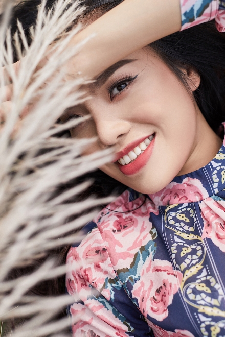 Quán quân Sao Mai 2017 Sèn Hoàng Mỹ Lam gợi cảm với áo dài ảnh 1